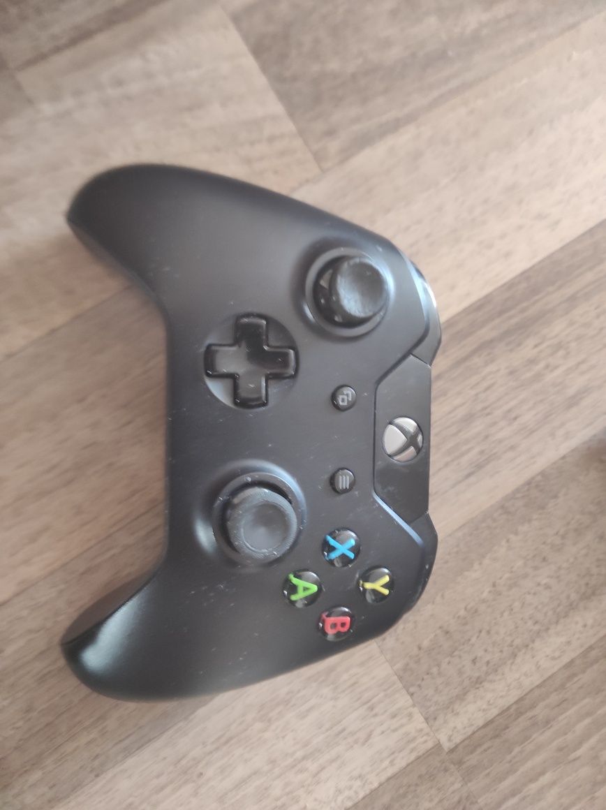 Xbox One S cu un controller