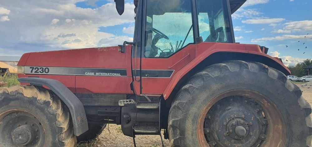 Tractor CASE 7230 și combina Clasa dominator serie maxi 108 SL
