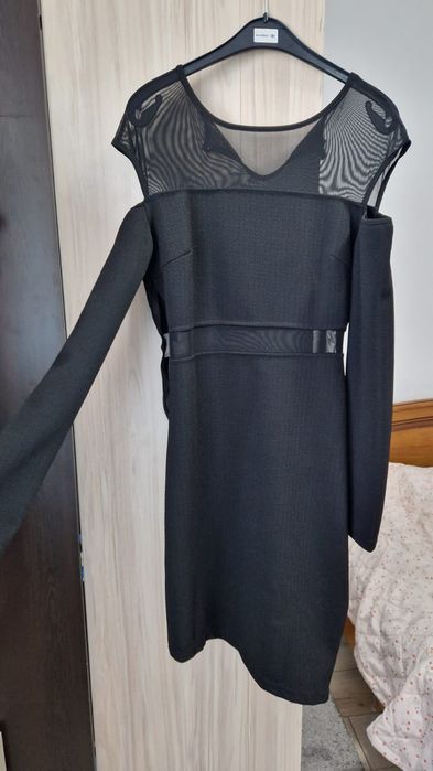Rochie neagra cu umeri goi