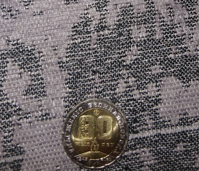 продам монету 200 тенге 80 лет великой победе