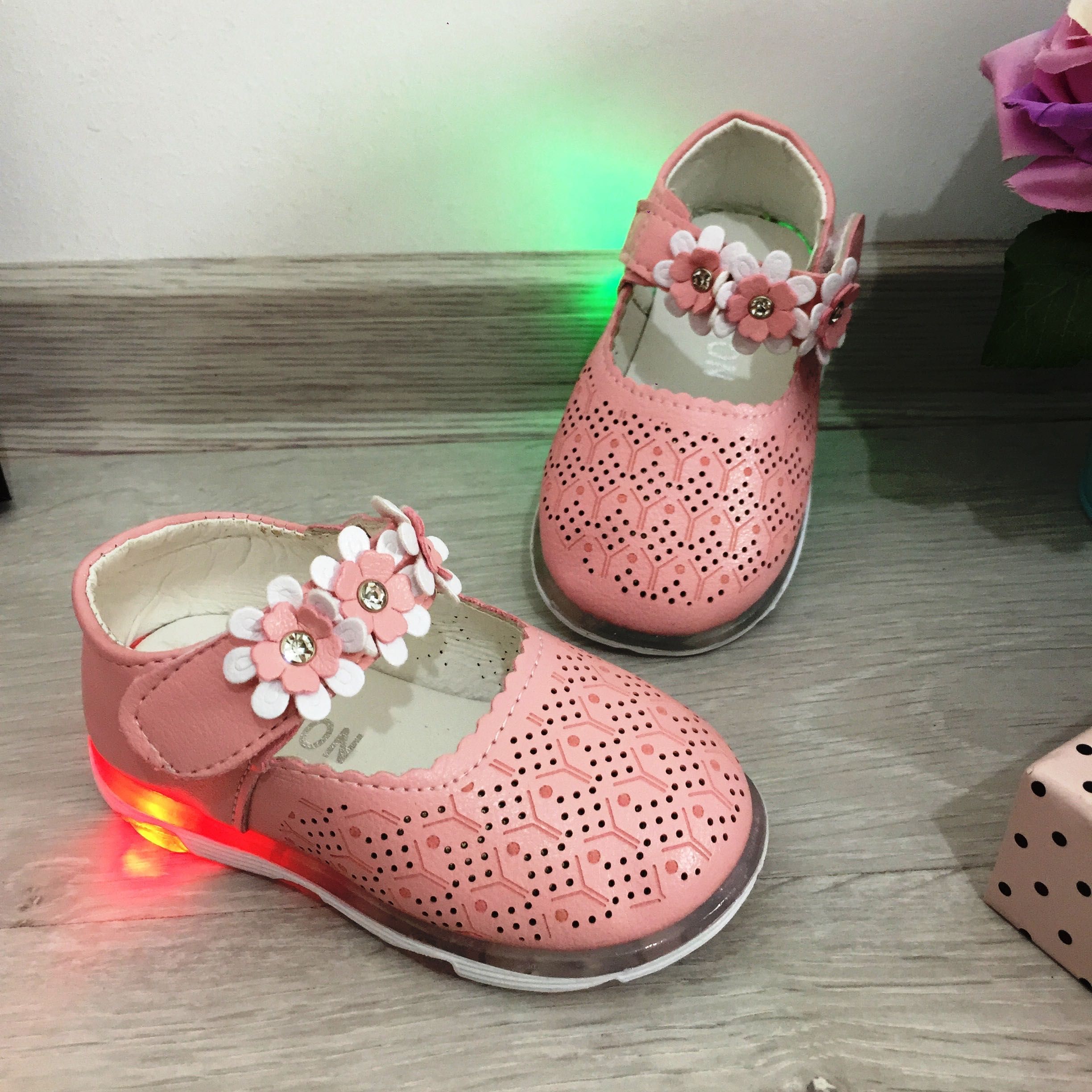 NOU Pantofi roz usori cu floricele lumini LED pt fetite 18