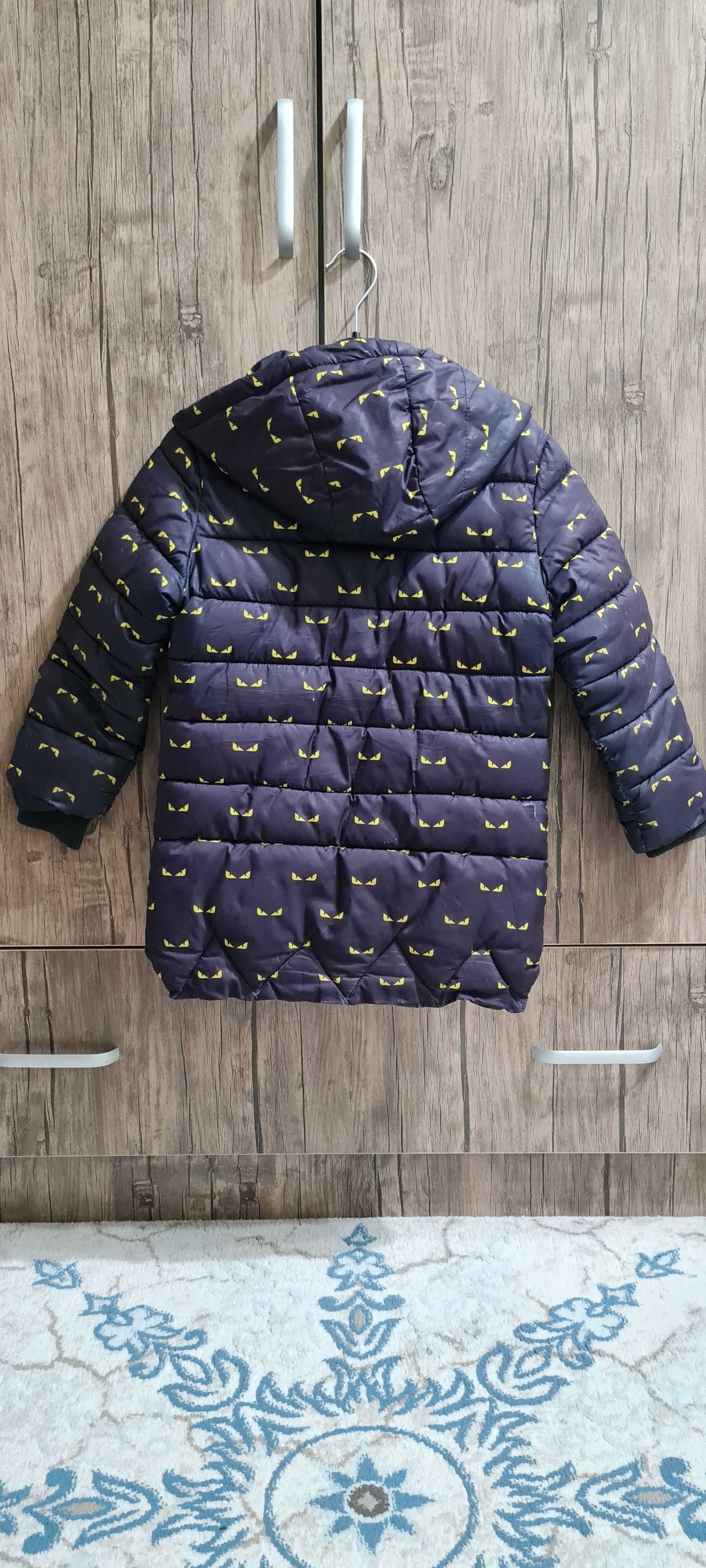 Детская куртка со съемным капюшоном на 4-6 лет