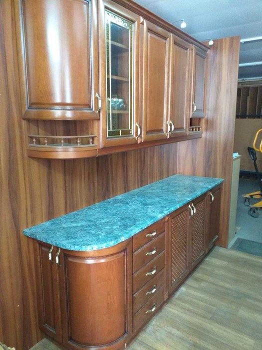 Bucatarie lemn masiv culoarea nucului