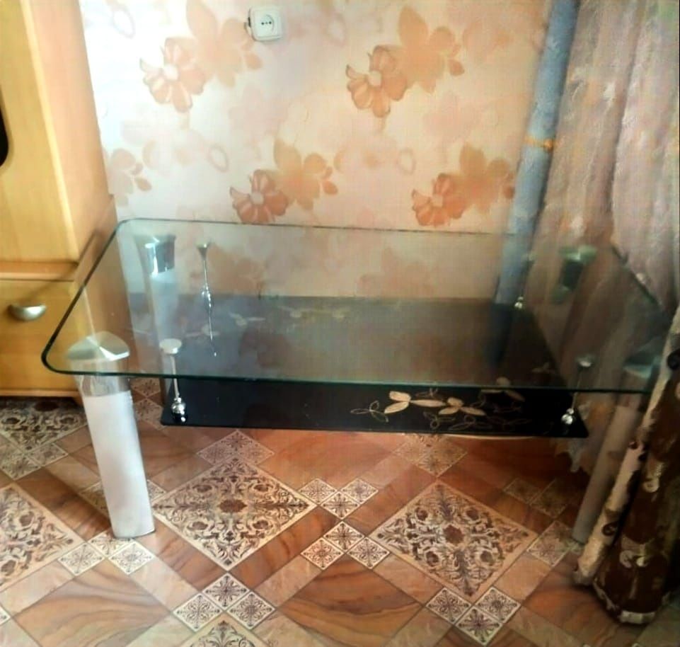 Стол стеклянный в хорошем состоянии