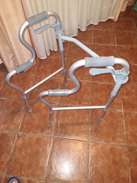 Vând cadru reglabil și carjă subaxială .