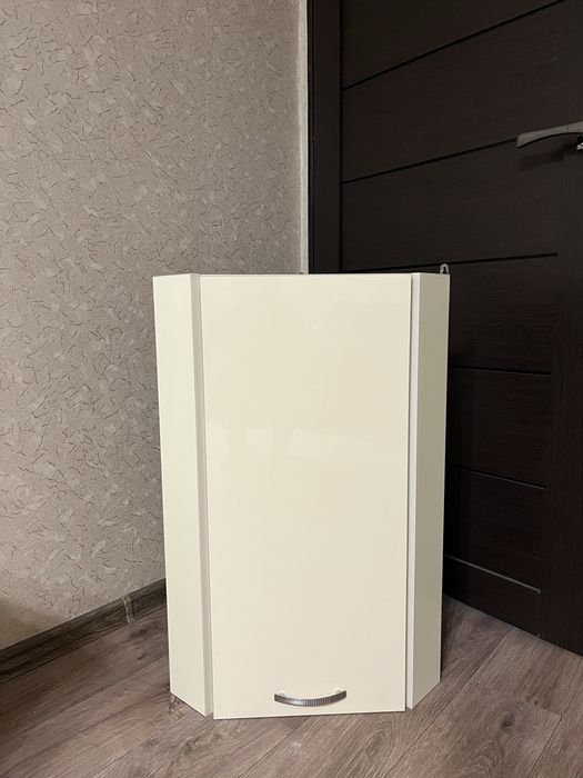 Подвесной угловой шкафчик