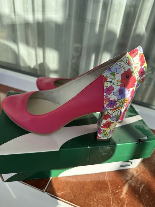 Vand pantofi dama si barbat la 60 70 lei perechea