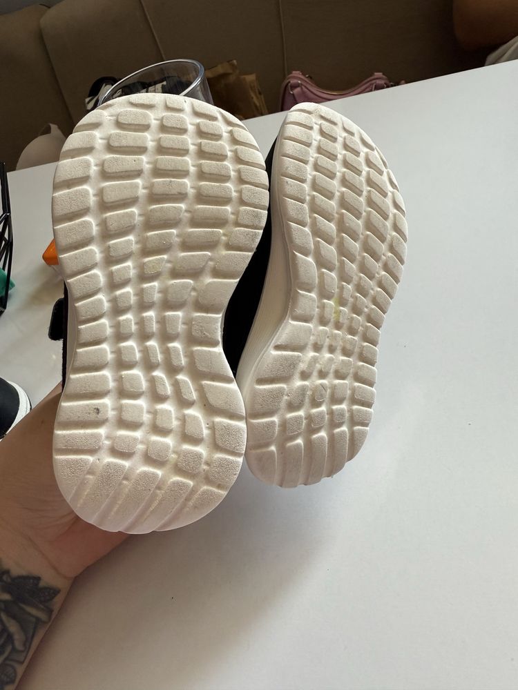 Adidas маратонки 21 номер