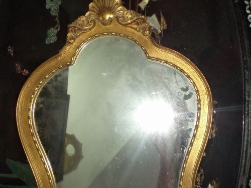 Eleganta oglinda franceza cu o sculptura deosebita,structura din lemn