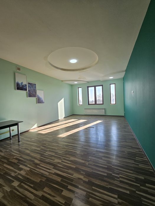 Кибрай марказида 4 қаватли янги нотурар бино сотилади.