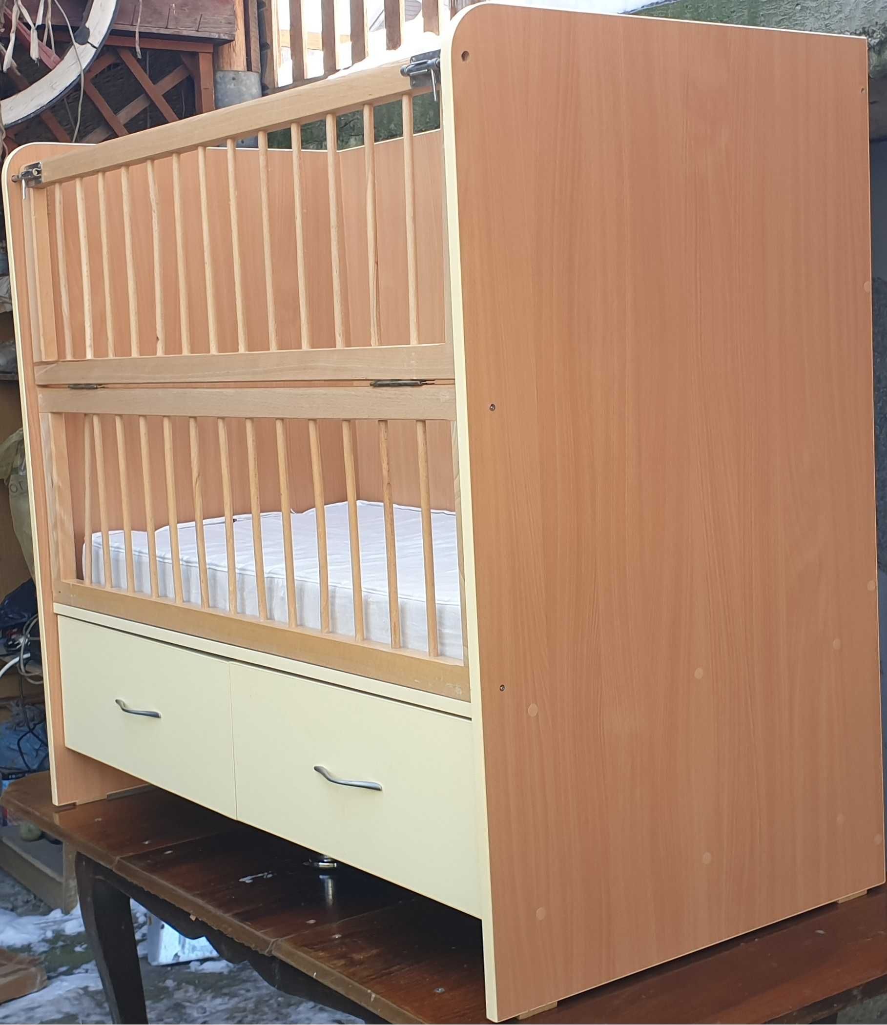 Patut bebe din lemn cu saltea 120x60 cm si sertare de depozitare