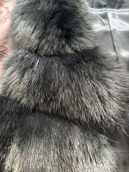 елек със естествен пух от черна лисица на ROCKEDS