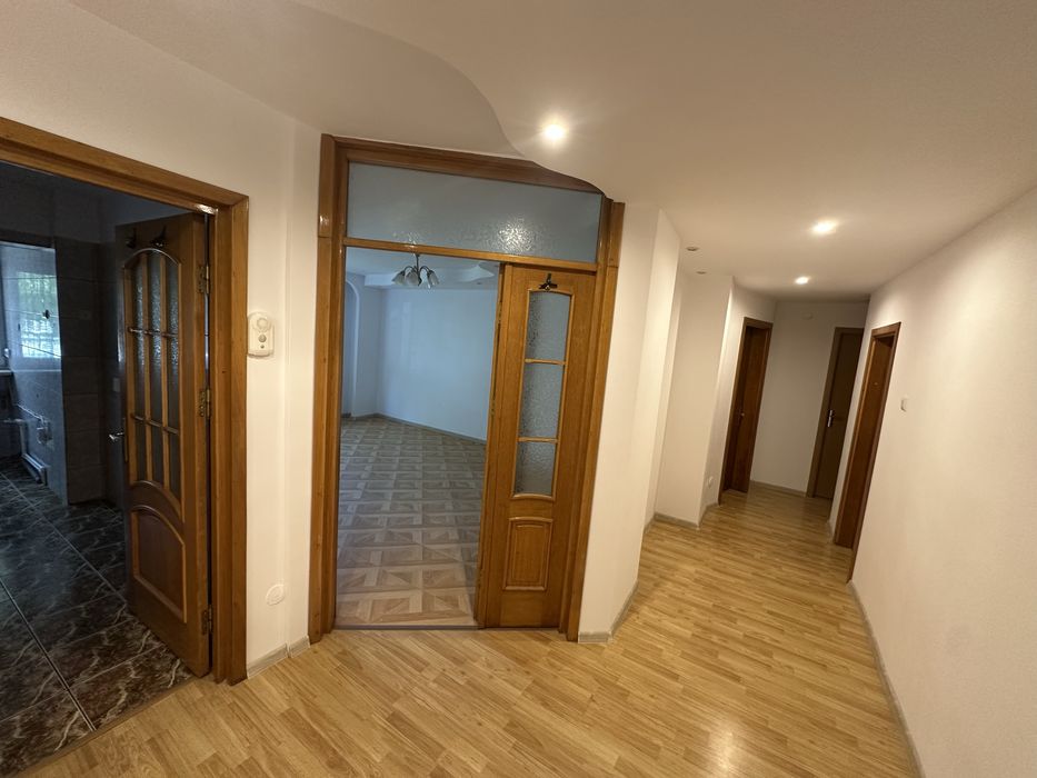 Apartament  4 + 1 camere parter Auchan Rolast