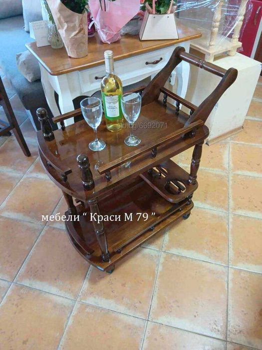 Масивна дървена масичка с два плота и колелца за лесно местене.Налична