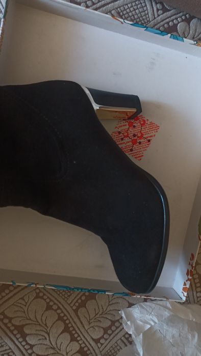 Продам замшевые зимние ботфорты +подарок