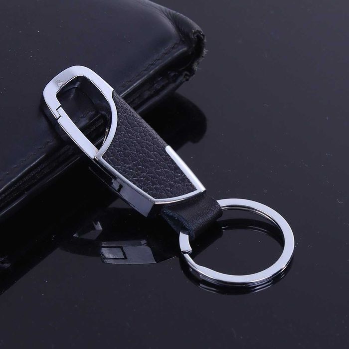 Breloc elegant din piele ecologica si metal cu carabina negru-argintiu