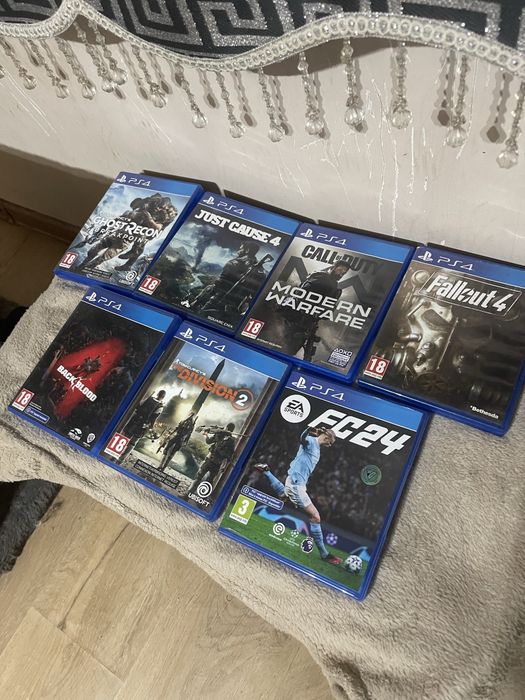 Плейстейшън 4 pro/Ps4 pro с 2 джойстикa, 7 игри и HORI racing wheel!