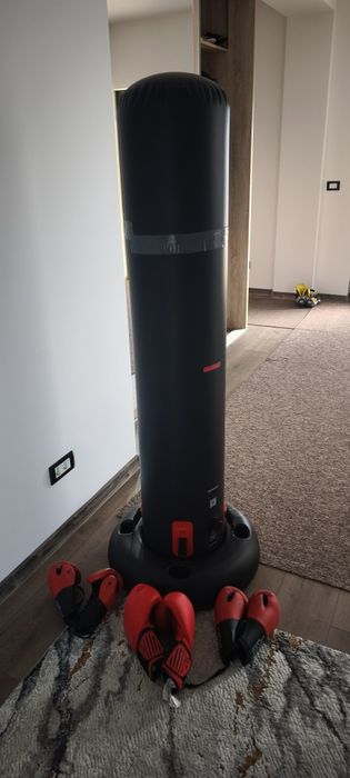 Vând sac de box gonflabil și mănuși.