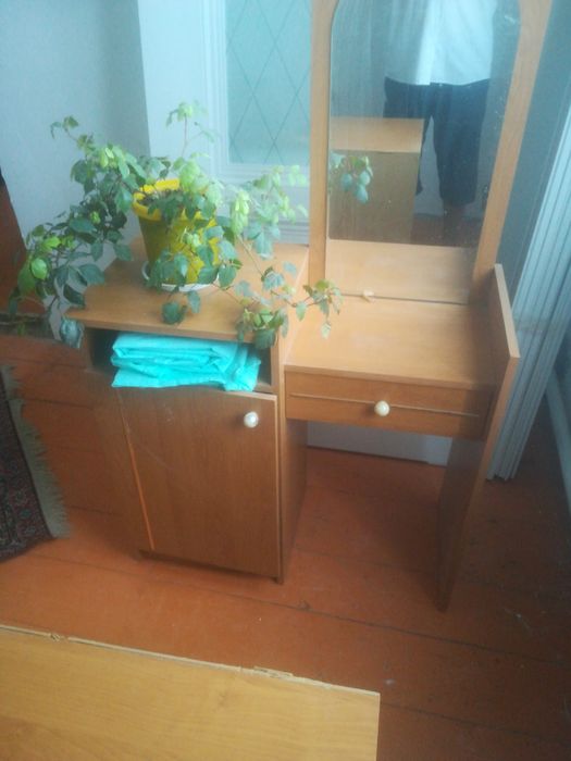 Продаётся спальный гарнитур.