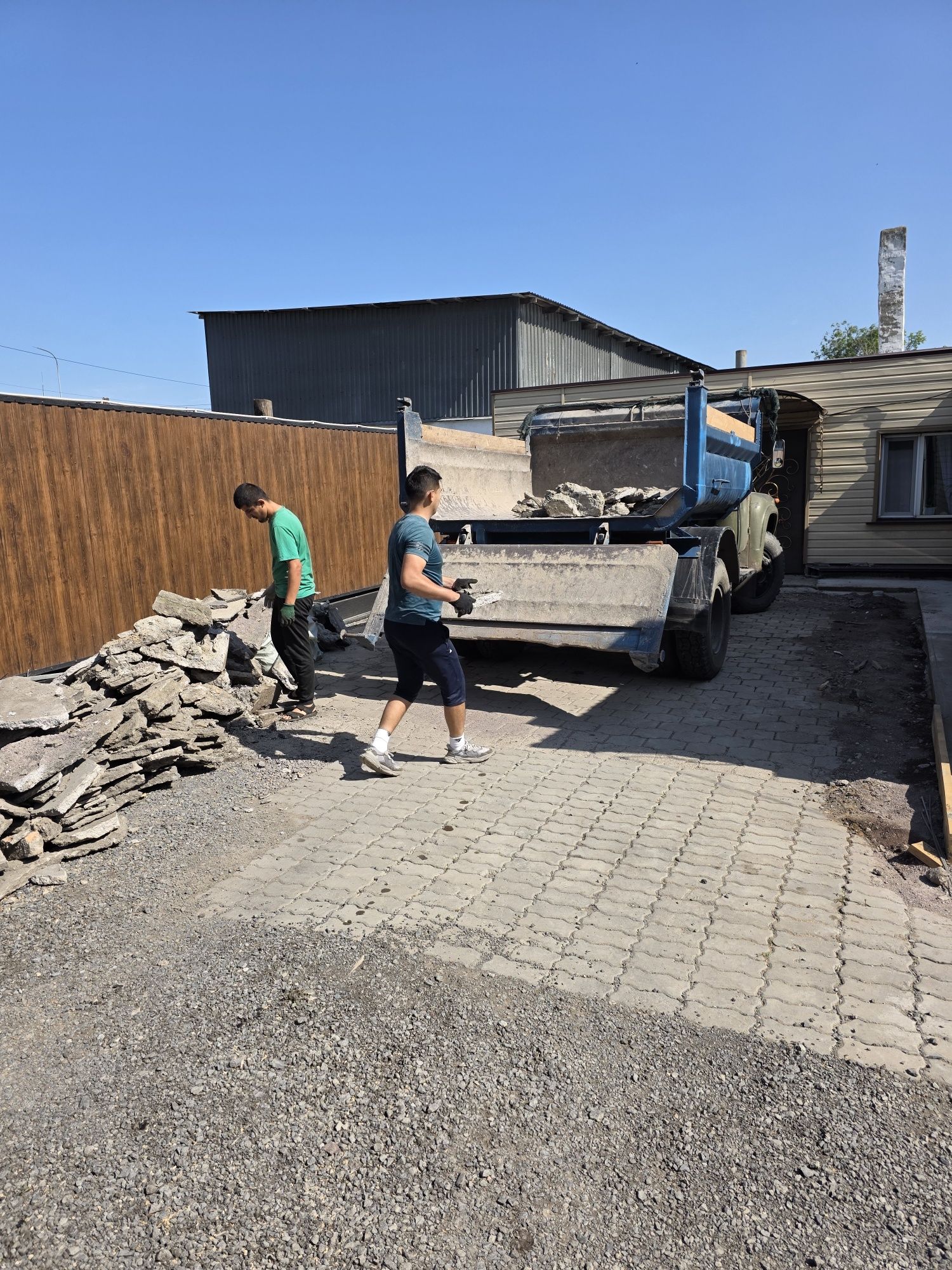 Вывоз мусора Зил,есть грузчики