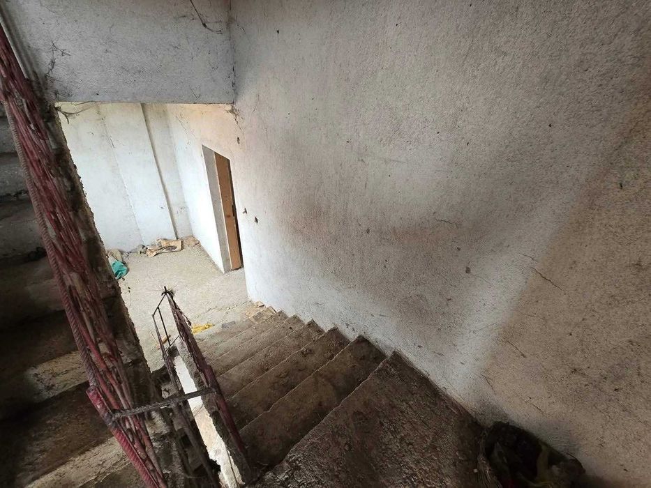 Продава се триетажна къща