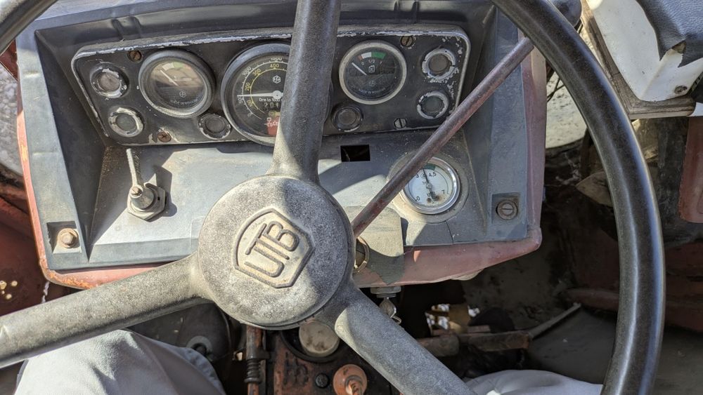 Tractor 445 cu plug in stare de funcționare și remorcă două tone