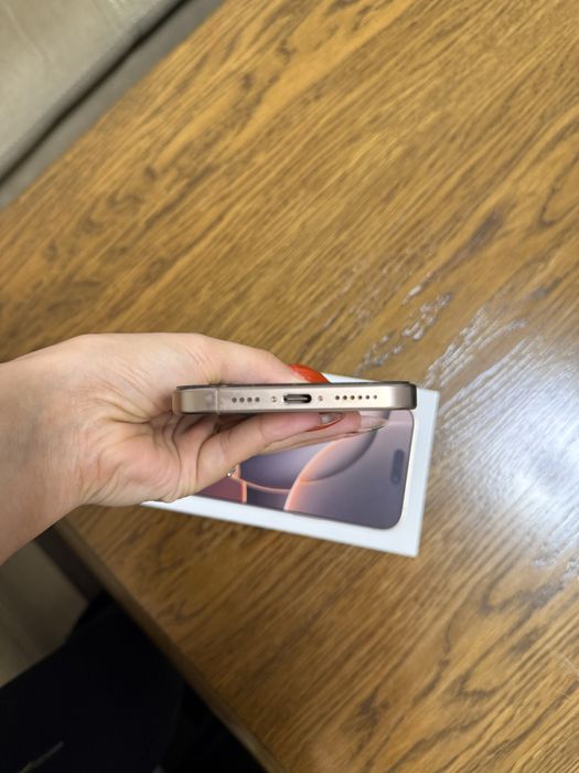 Продавам Iphone 16 Pro Max Desert Titanium