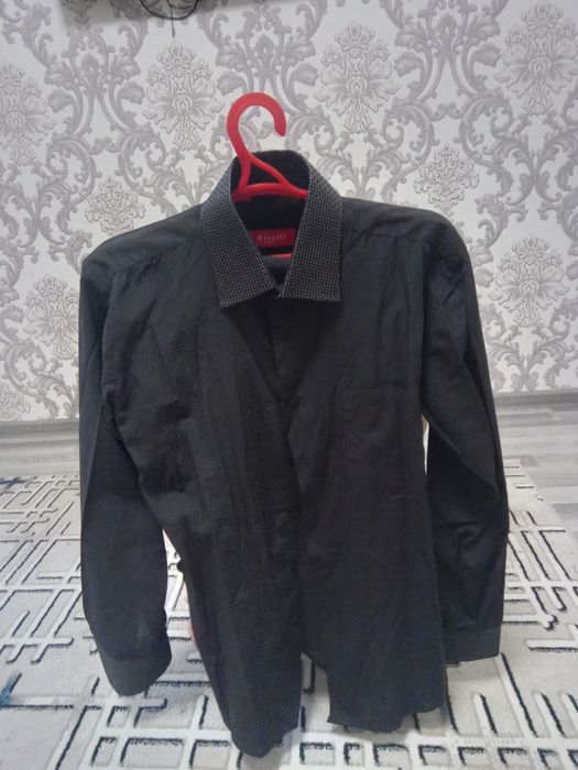 Erkaklar kastyum shimi va oq koylak qora koylak galstuk xolati alo