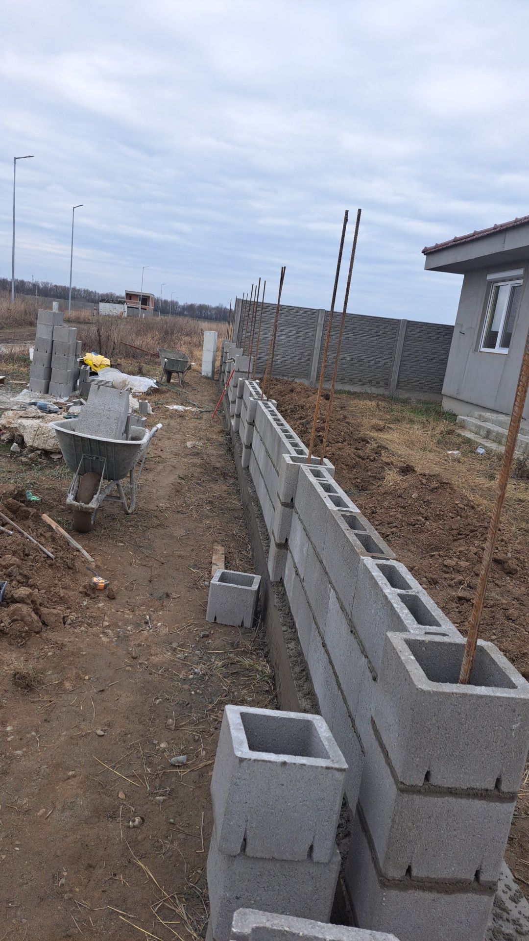 Montări garduri din beton si boltari turnam terase foișoare trotuare