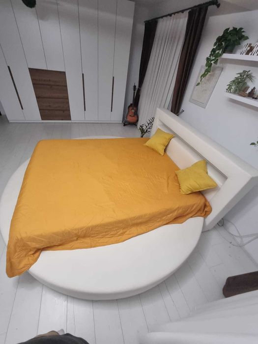 Pat rotund tapitat cu piele alba , 260 circumferinta, dormitor