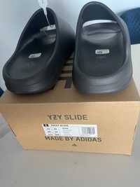 Vând YEEZY Slide Onyx - măsura 48 1/3 (buni pentru cei care poartă 46)