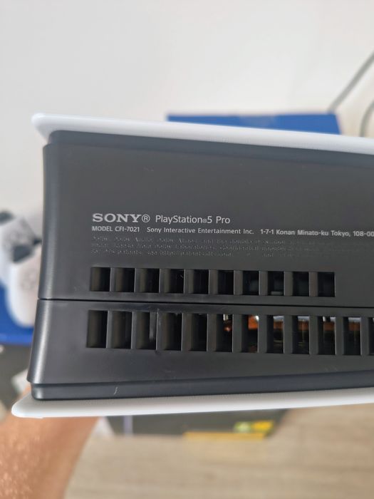 Playstation 5 PRO ca nou | 2 controllere + charging station + stand