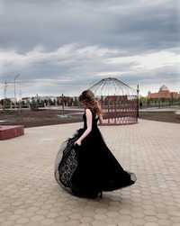 Черное пышное кружевное платье в пол