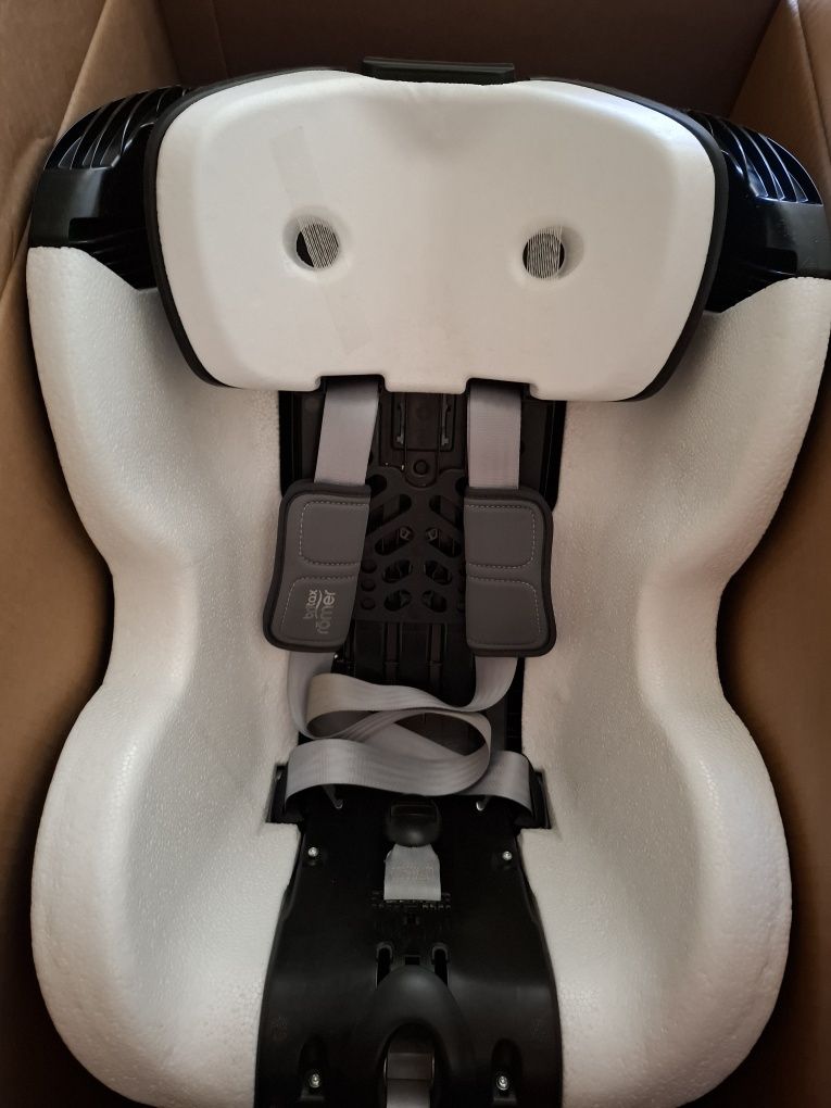 Столче за кола Britax Romer Dualfix M i-Size 60-105cm/18кг