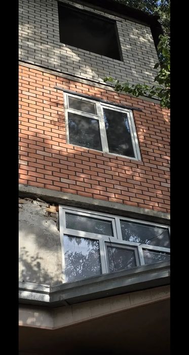 Делаю кладку балкона облицовочным и простым кирпичом