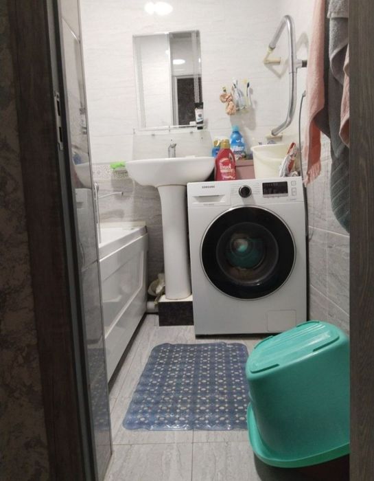 Oybek metro 3 bekat uzoqlikda kvartira bor