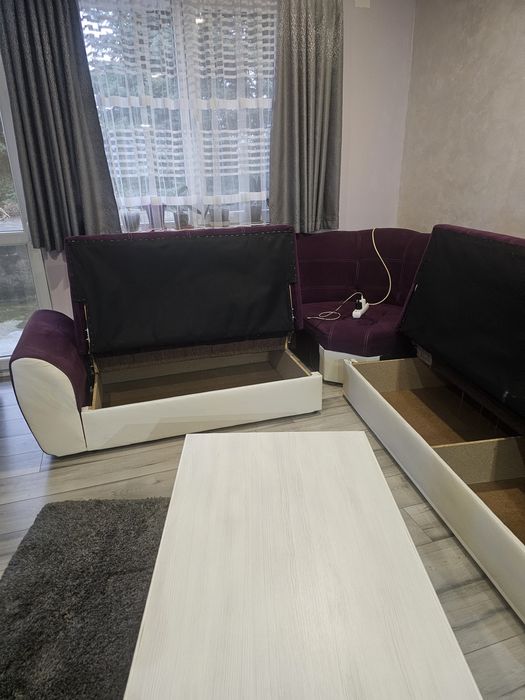 Диван ляв ъгъл с размери 250 на 310. Еко бяла кожа и лилава дамаска.