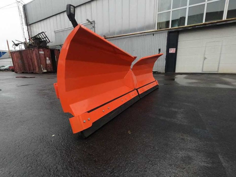 Lama zapada in V buldoexcavator, incarcator telescopic sau Unimog