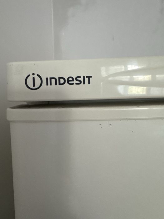 Хладилник с фризер Indesit