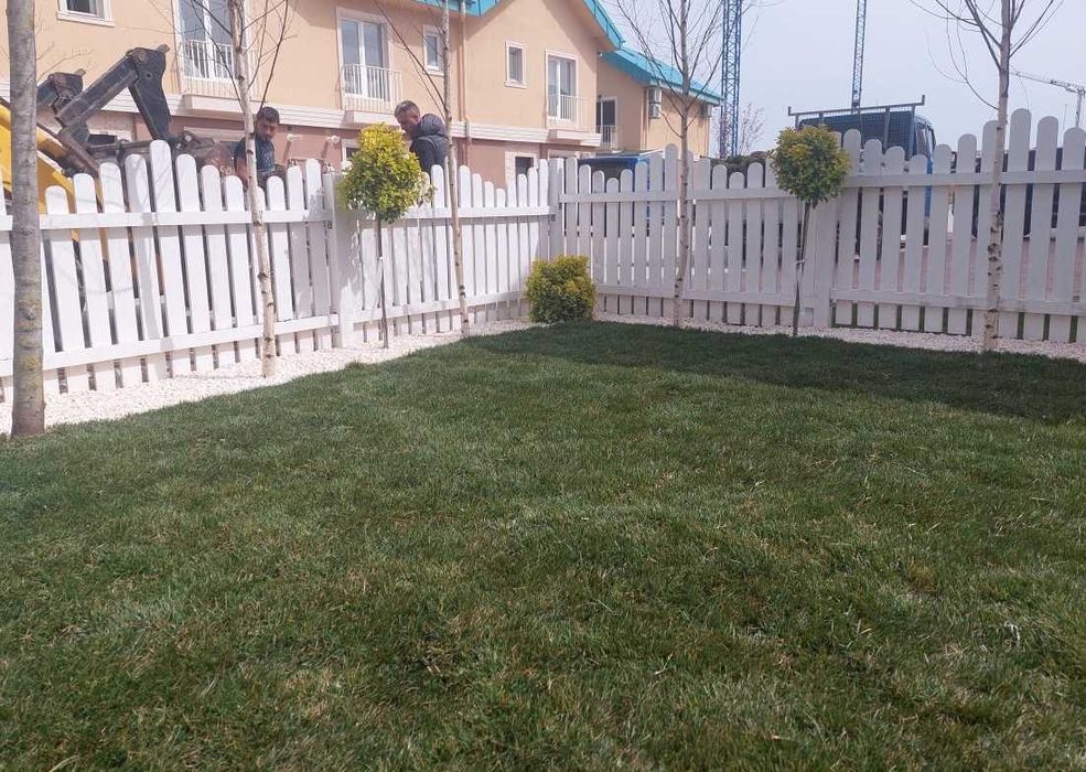 Verde Perfect cu Gazon Natural și Irigare Automatizată