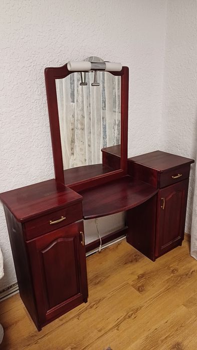 Дървена тоалетка за спалня с огледало