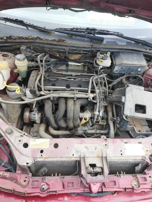 Vînd 2 cauciucuri cu jante Ford focus desmembrez mașină focus an2002