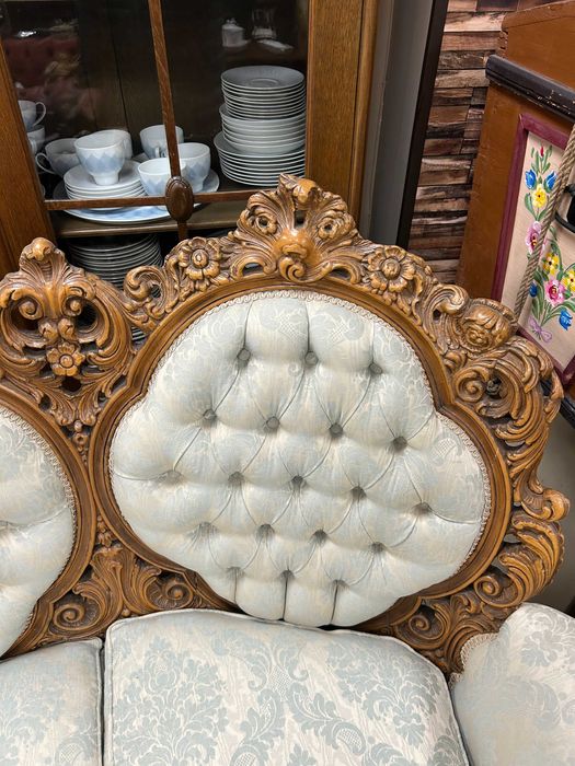 Троен диван с богата дърворезба и бледосиня дамаска.