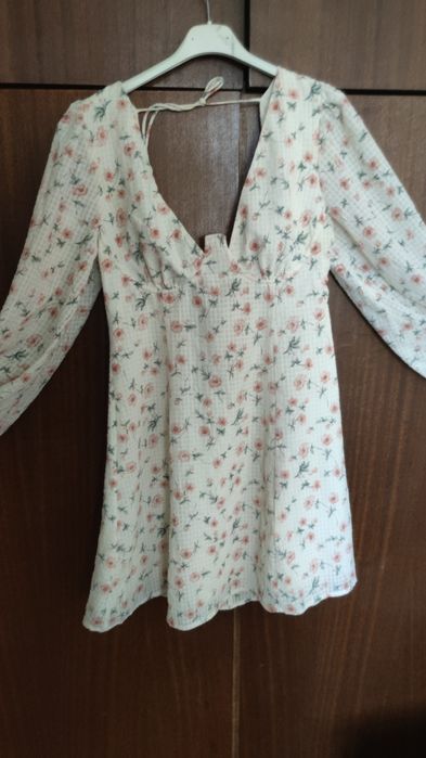 Kiss the sky рокля флорални мотиви/ цветя/ гол гръб/ буфан ръкави