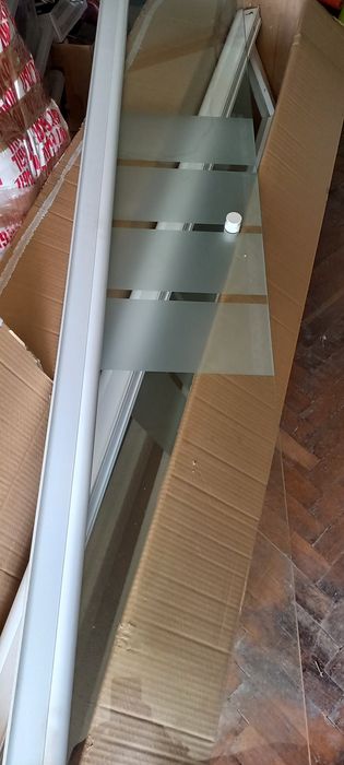 Cadiță și ușă duș