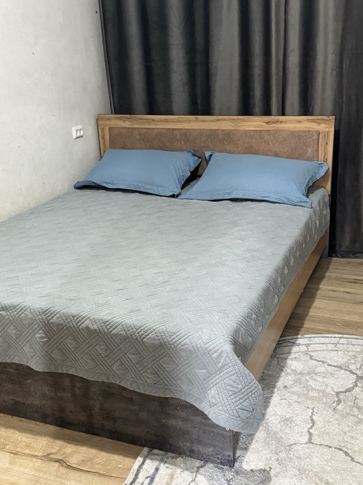 Спальная кровать шифонером