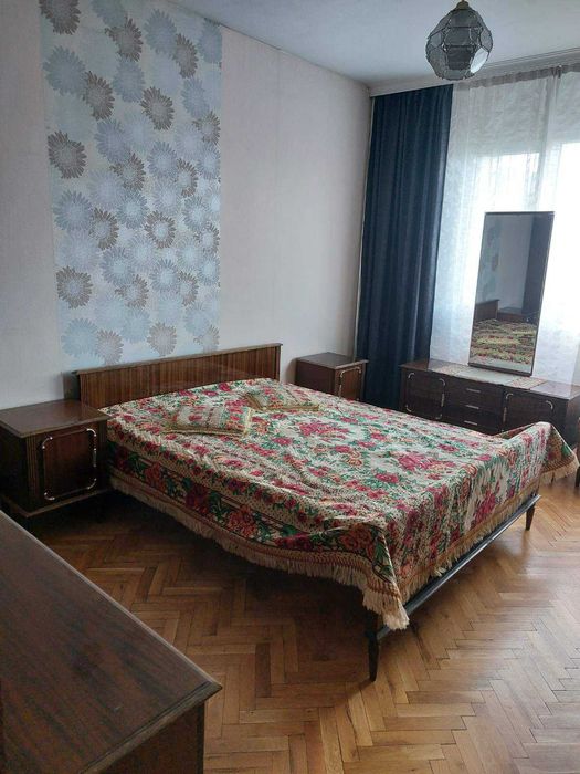 Мебели за спалня: легло + гардероб + тоалетка + нощни шкафчета + скрин
