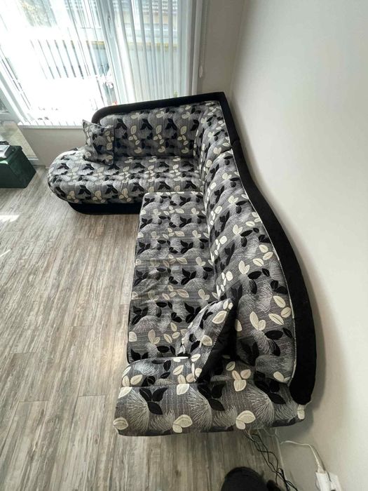 Продавам ъглов диван с таборетки 2 бр