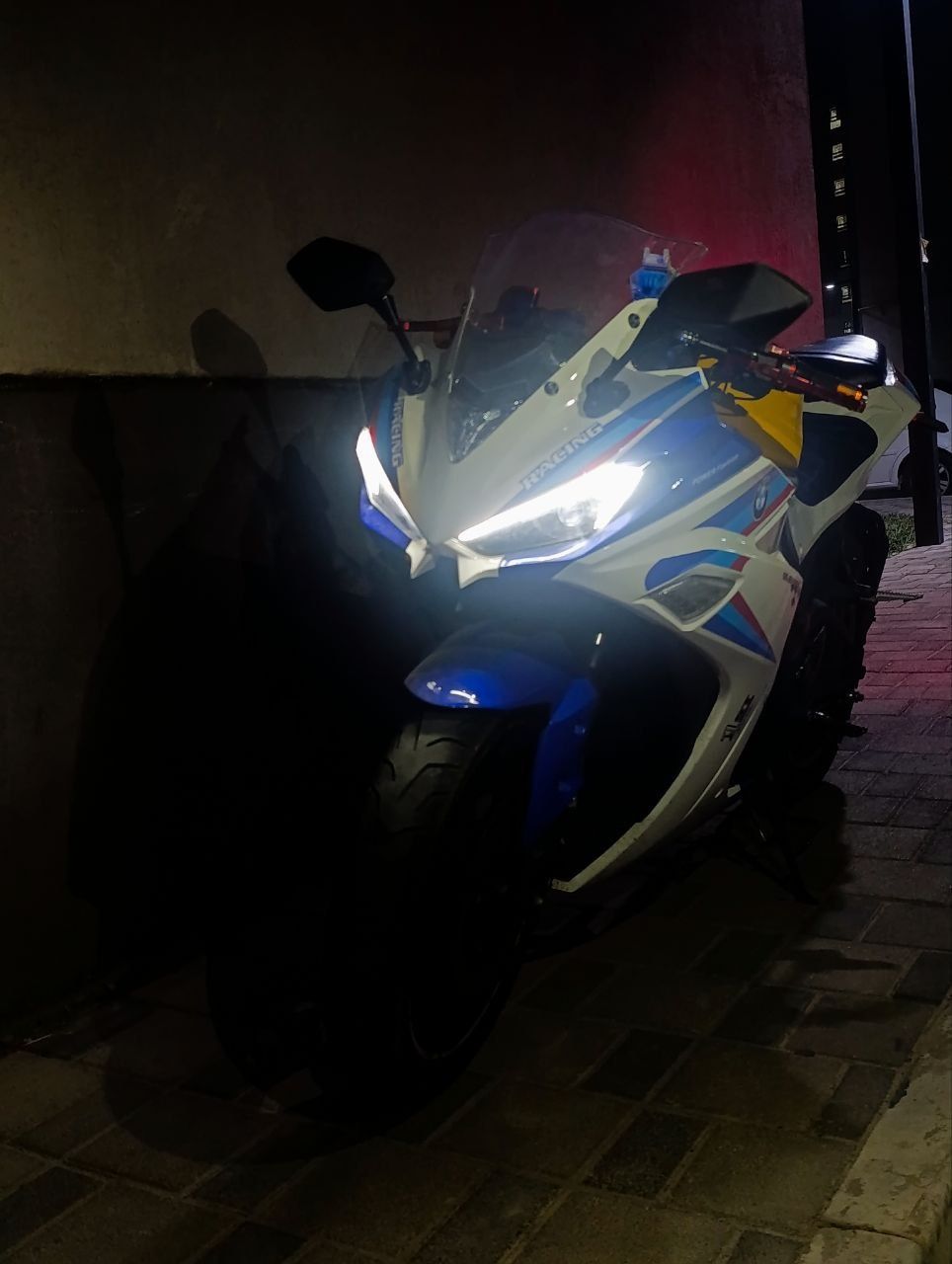 Продаётся электро-мотоцикл Yamaha R3