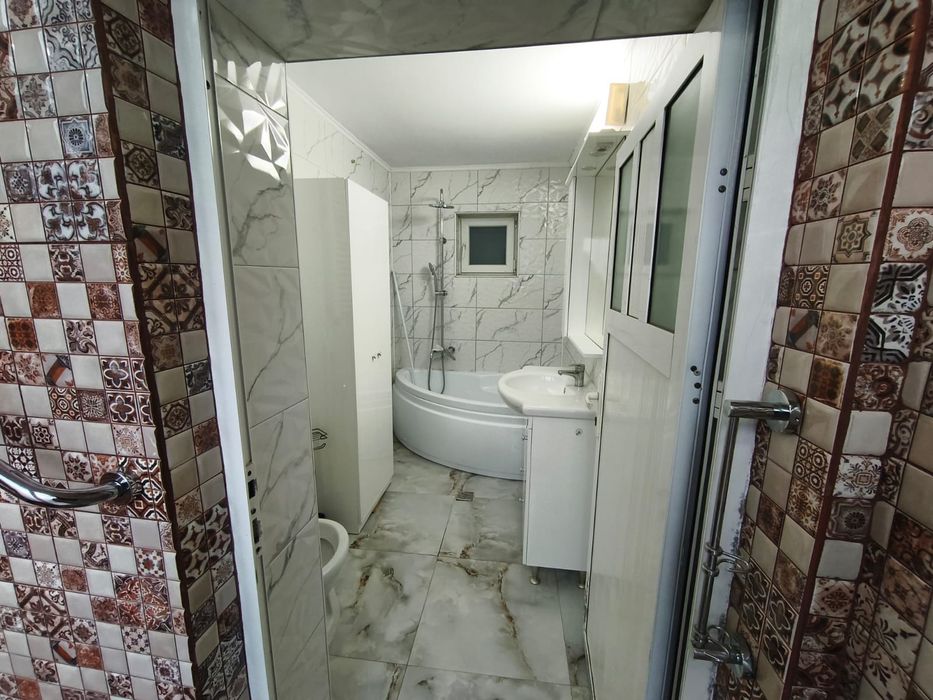 Închiriez garsonieră la curte